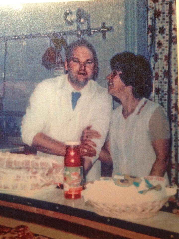 José et Monique Simon souriant derrière le comptoir