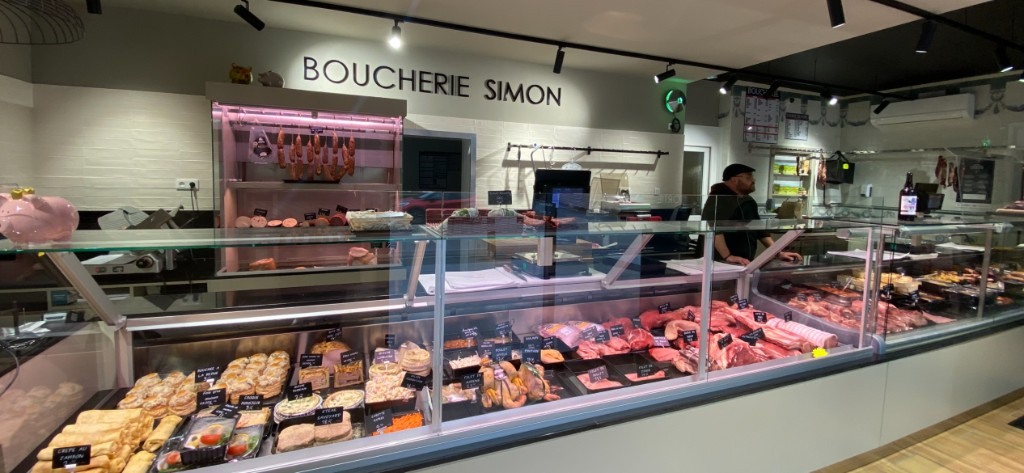 Intérieur de la Boucherie Simon — vitrine réfrigérée et comptoir